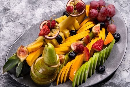 Фрукты и ягоды по сезону