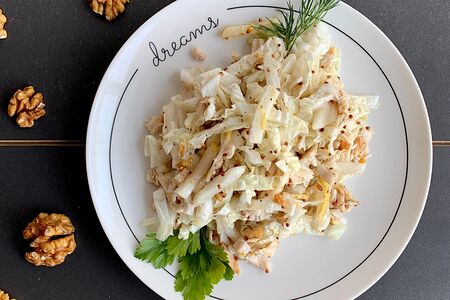 Салат с копченой курочкой, грушей и грецкими орехами