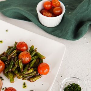 Фасоль с томатами черри
