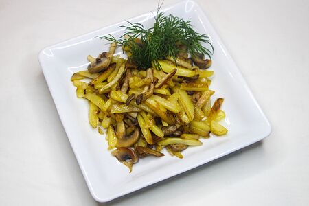 Жареный картофель с луком и грибами
