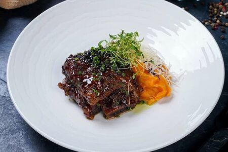 Говяжье ребро с пюре из трюфельного батата