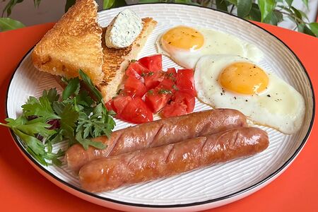 Большой завтрак Глазунья, куриные колбаски, сливочный крем с зеленью