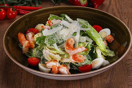 Тёплый салат Цезарь с креветкой