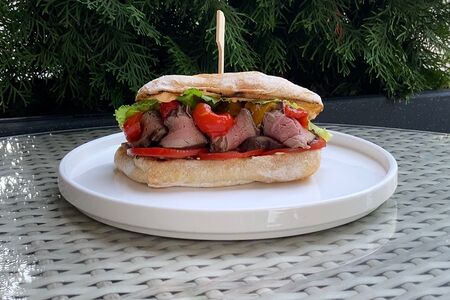 Панини с ростбифом и печеным перцем