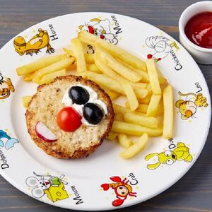 Куриная котлетка и картофель фри с кетчупом