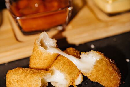 Палочки сырные с брусничным соусом