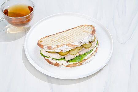 Сэндвич с индейкой и соусом с вялеными томатами