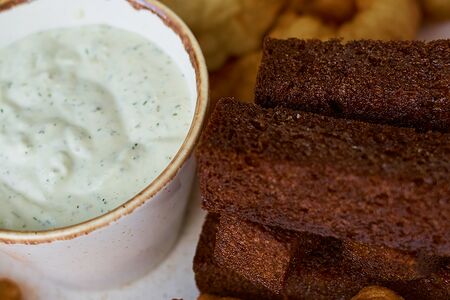 Чесночные ржаные гренки с соусом