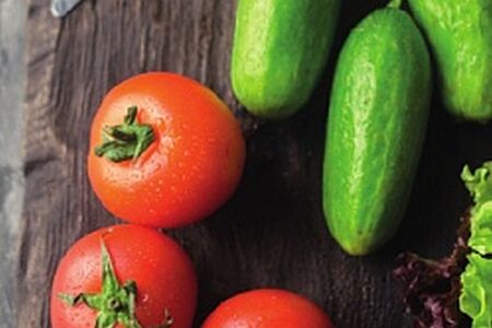 Свежие овощи огурцы и помидоры