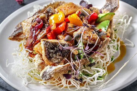 Камбала с овощами по-тайски и соусом манго 