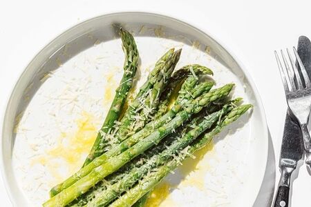 Спаржа с пармезаном