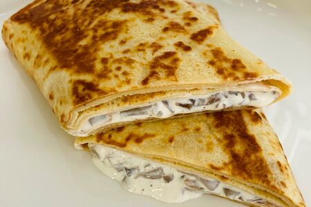 Блин Грибы в сливочном соусе