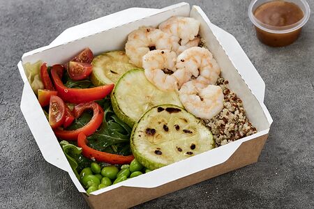 Салат с киноа, кабачками и креветками