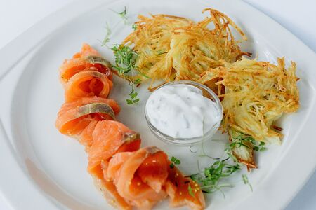 Семга слабосоленая с драниками