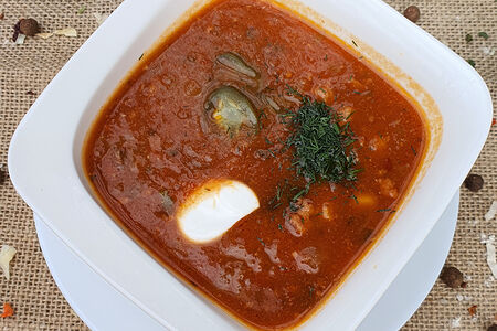 Томатный мясной суп