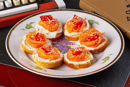 Бутерброды со слабосоленым лососем и сырным муссом