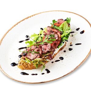 Брускетта с ростбифом