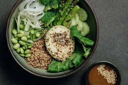 Зелёный боул с киноа, авокадо и брокколи