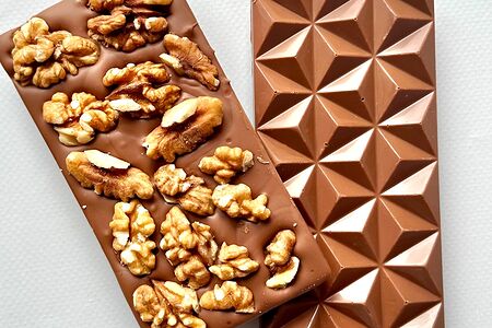 Плитка бельгийского молочного шоколада с грецким орехом ручной работы