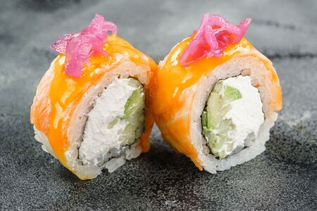 Опаленная Филадельфия с соусом манго