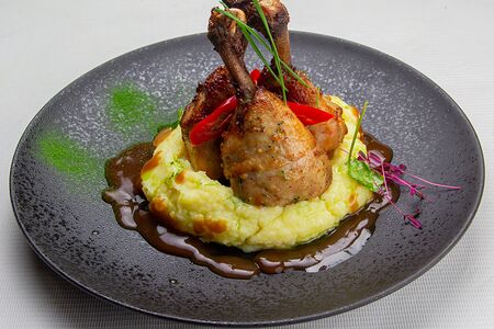 Куриные ножки с картофельным пюре и соусом демиглас