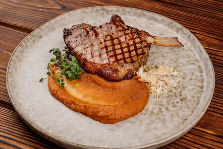 Свиная корейка на гриле с картофельным пюре с добавлением соуса барбекю