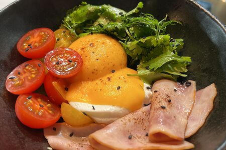 Скрэмбл с ветчиной из индейки