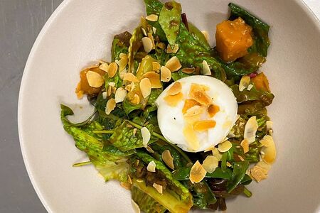 Салат с томленой говядиной, запеченой тыквой и яйцом Пятиминутка