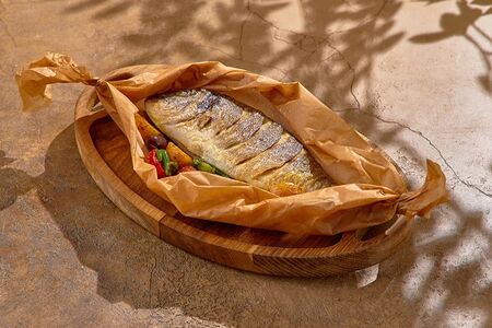 Целая дорадо, запечённая в пергаменте