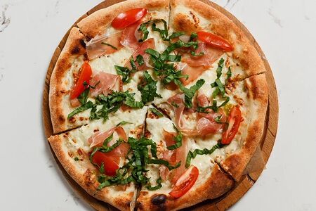 Пицца со страчателлой и пармой