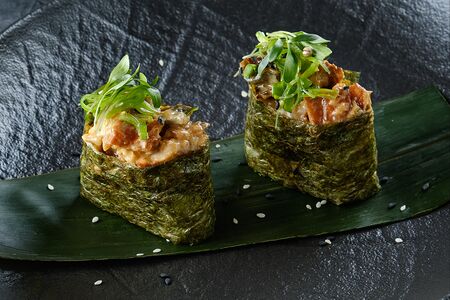 Гункан с тунцом