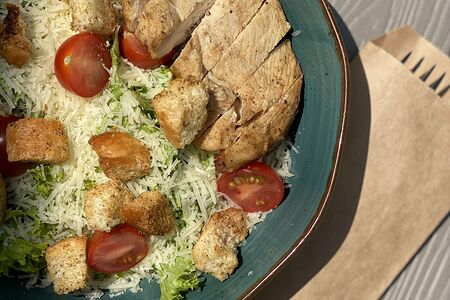 Салат Цезарь с курицей