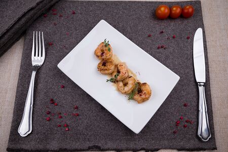 Креветки с тимьяном в белом вине