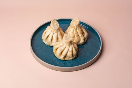 Обжаренные хинкали со шпинатом и сыром