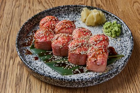 Запеченный ролл с тигровыми креветками