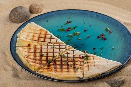 Кутаб с курицей, сыром, томатами и базиликом