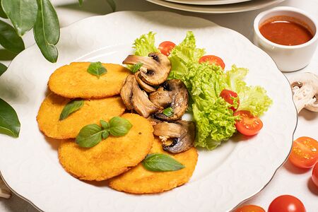 Нутовые оладьи с томатным соусом и овощным подгарниром