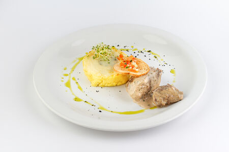 Говяжьи щечки с запеканкой и грибной икрой