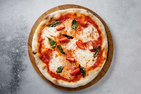 Пицца со страчателлой, клубникой и базиликом