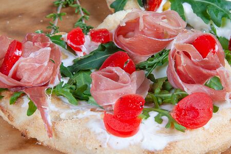 Брускетта с пармой и сыром под дрессингом