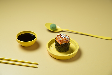 Запеченный гункан с лососем