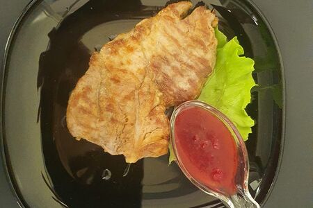 Свинина под клюквенно-медовым соусом