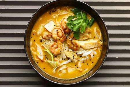 Лакса с курицей, креветками и лапшой