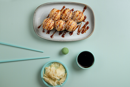 Запеченный ролл с креветкой