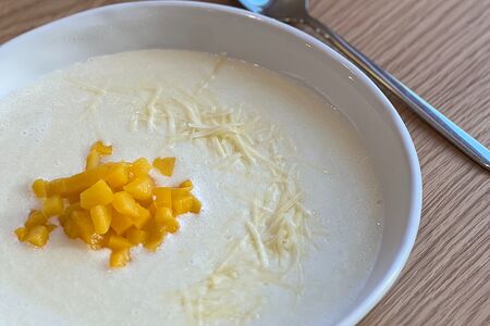 Манная каша с персиками и пармезаном