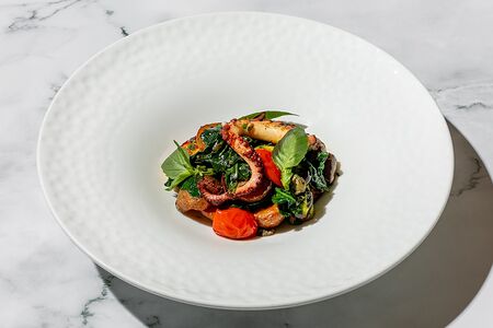 Салат с осьминогом, картофелем и авокадо