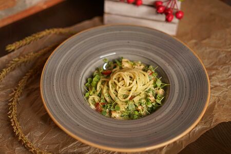 Паста с форелью в сливочно-шпинатном соусе