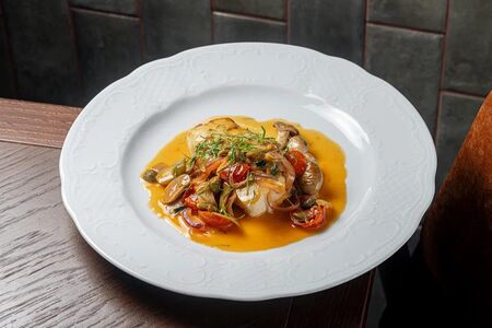 Палтус на углях c прованским соусом и жареными вешенками