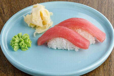 Суши с тунцом