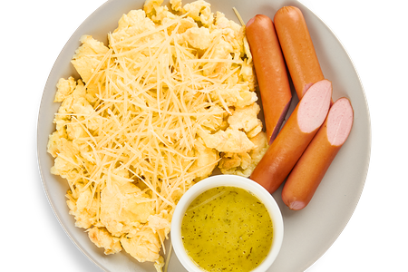 Скрэмбл с сосисками и пармезаном